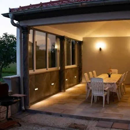 House Isabell Nyaraló