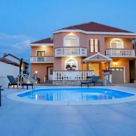House Isabell Nyaraló *